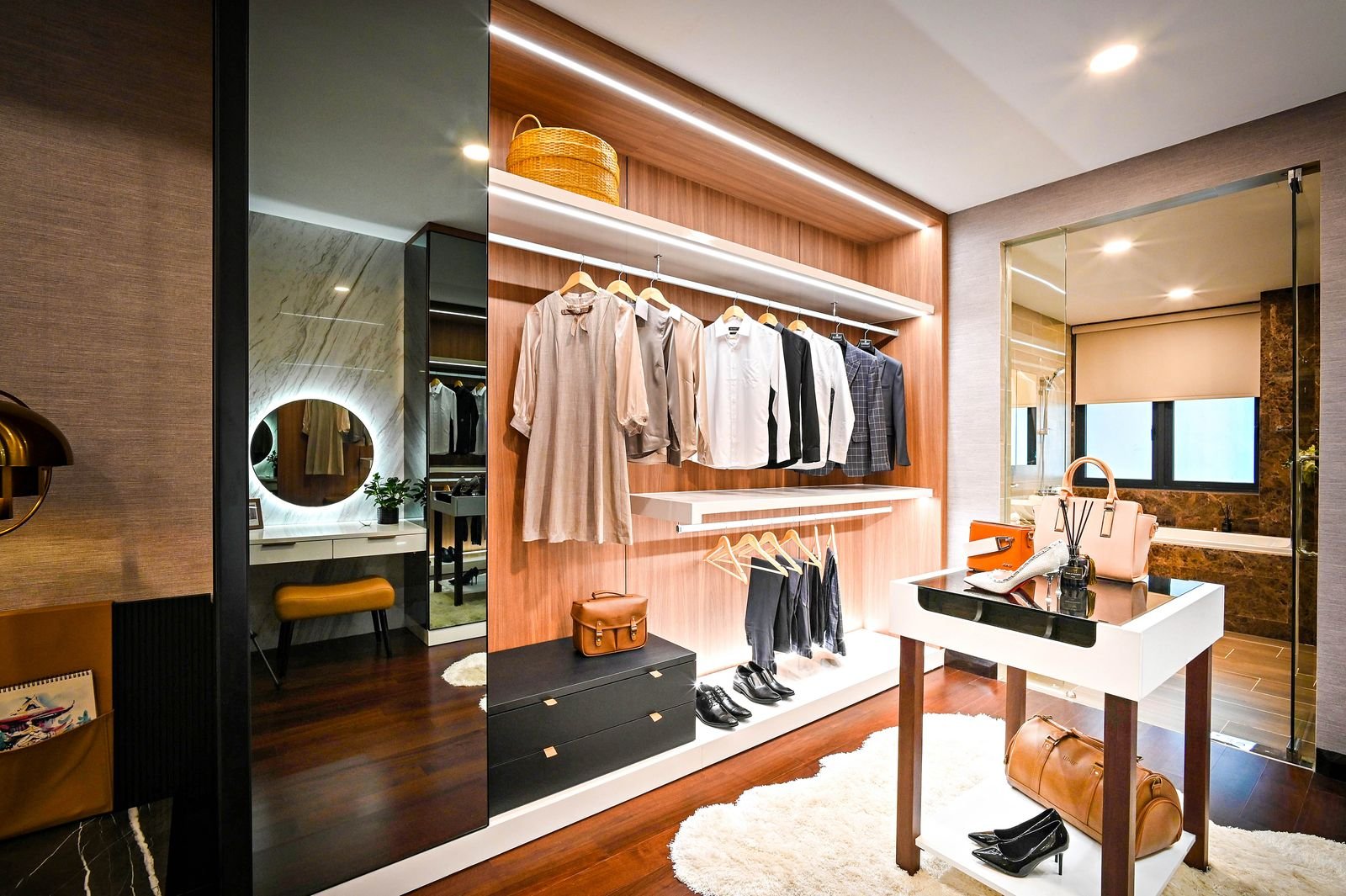 Closet aberto com ilha central